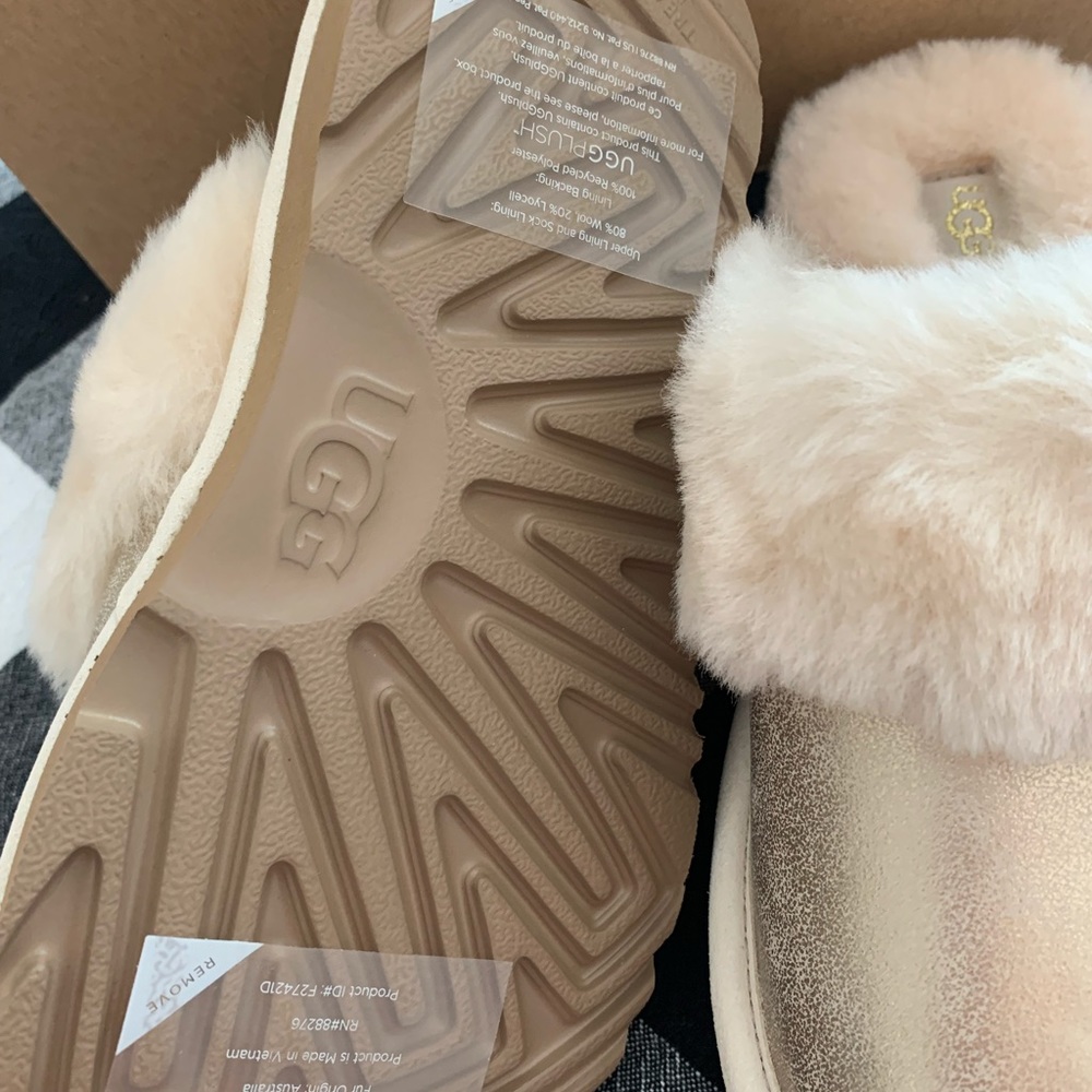 SOLD - Ugg Cozy II Slippers Little Kid Size  3 - Picture 2 of 7